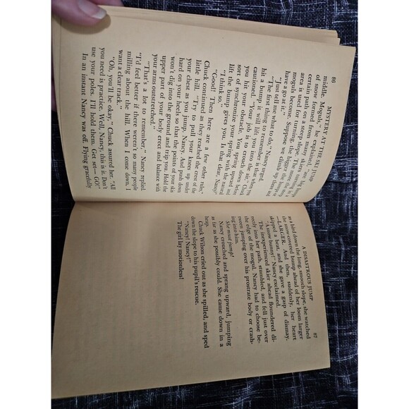 1968 Edition Nancy Drew Mystery At The Ski Jump book - Picture 8 of 8